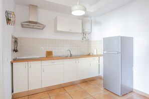 Réfrigérateur, micro-ondes, plaque de cuisson, cafetière/bouilloire