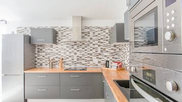 Kühlschrank, Mikrowelle, Ofen, Herdplatte