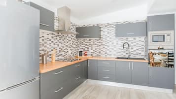 Jääkaappi, mikroaaltouuni, uuni, liesi