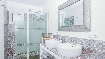Dusche, Haartrockner, Handtücher