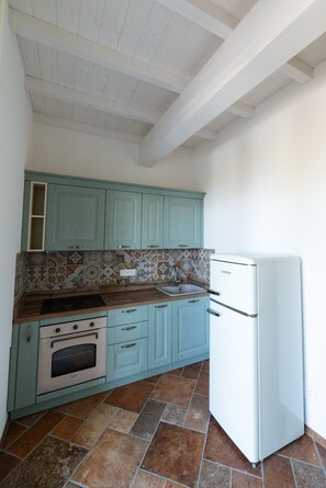 Fridge, oven, stovetop, coffee/tea maker - Holiday Home 'Il Timo' with Sea View, Wi-Fi and Air Conditioning (Marciana)