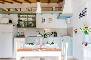 Fridge, microwave, stovetop, dishwasher - Charming House with sunny terrace & heated* swimming pool (Mafra Póvoa de Cima)