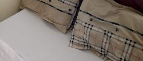 Habitación individual | Escritorio, cortinas opacas, wifi gratis y ropa de cama