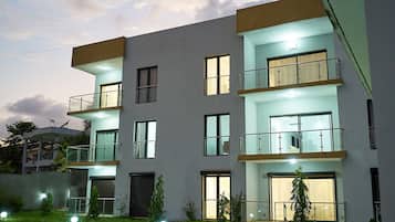 Depan hartanah - siang/malam