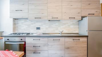 Frigorifero, forno, piano cottura, lavastoviglie