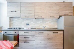 Frigorifero, forno, piano cottura, lavastoviglie