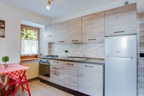 Frigorifero, forno, piano cottura, lavastoviglie