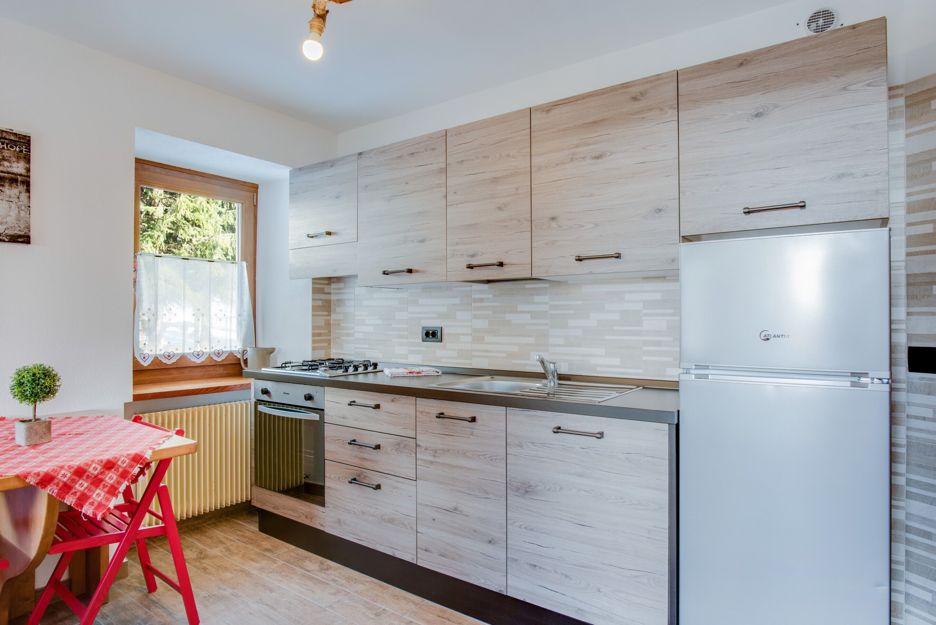 Frigorifero, forno, piano cottura, lavastoviglie