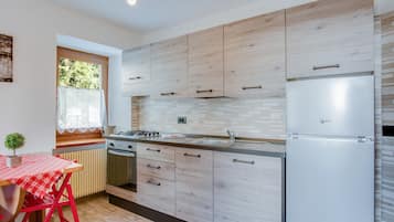 Frigorifero, forno, piano cottura, lavastoviglie