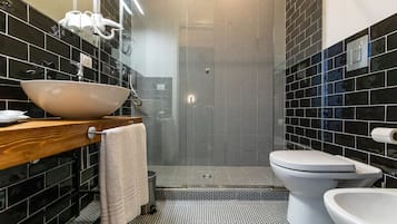 Chambre Classique Double ou avec lits jumeaux, vue ville | Salle de bain | Douche, douche à « effet pluie », articles de toilette gratuits