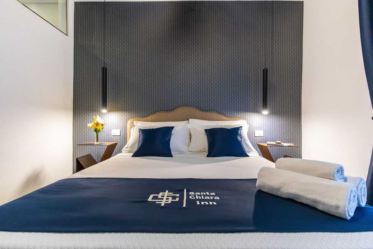 Kamar Double Deluks | Seprai premium, selimut bulu angsa, busa memori, dan minibar