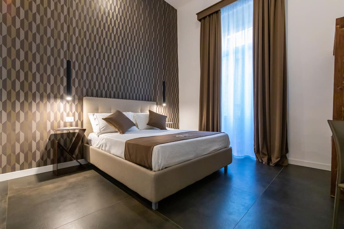 Kamar Double Superior | Seprai premium, selimut bulu angsa, busa memori, dan minibar