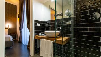 Classic dubbelrum eller tvÄbÀddsrum - utsikt mot staden | Badrum | Dusch, regndusch, gratis toalettartiklar och hÄrtork