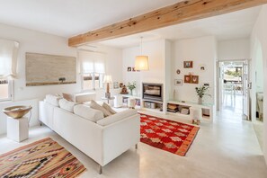 TV, fireplace - Air Conditioned House with Terrace, Garden, Fantastic View & Wi-Fi (Colonia de San Pedro)