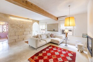 TV, fireplace - Air Conditioned House with Terrace, Garden, Fantastic View & Wi-Fi (Colonia de San Pedro)