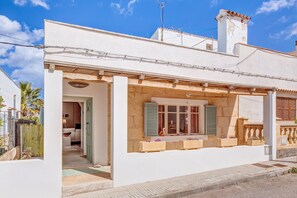 Exterior - Air Conditioned House with Terrace, Garden, Fantastic View & Wi-Fi (Colonia de San Pedro)