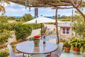 Outdoor dining - Air Conditioned House with Terrace, Garden, Fantastic View & Wi-Fi (Colonia de San Pedro)