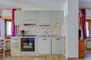 Frigorifero, forno, piano cottura, lavastoviglie