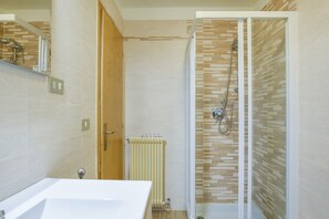 Een douche, een haardroger