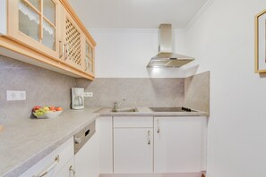 Een koelkast, een magnetron, een kookplaat, een vaatwasser