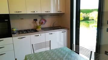 Frigorifero, forno, piano cottura, seggiolone