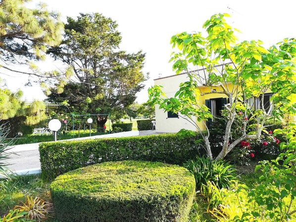 Property grounds - Villa 'Incantevole Maddalena' with Shared Terrace and Private Garden (Otranto)