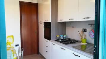 Frigorifero, forno, piano cottura, seggiolone