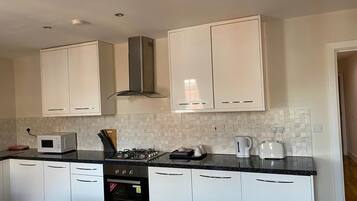Full-sized fridge, oven, stovetop, electric kettle