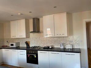 Geladeira grande, fogão, cooktop, chaleira elétrica