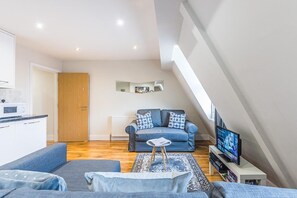 Apartamento superluxo | Área de estar | TV de tela plana 28 polegadas com canais digitais, TV, Netflix
