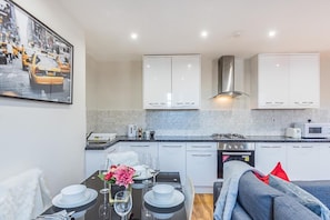 Apartamento superluxo | Opções para refeição no quarto