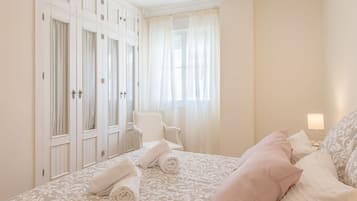 2 bedrooms, iron/ironing board, free WiFi, bed sheets