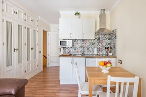 Kühlschrank, Mikrowelle, Herdplatte, Wasserkocher mit Kaffee-/Teezubehör