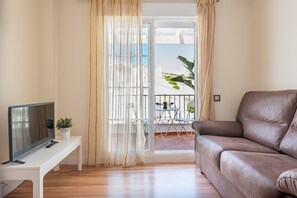 TV - Central Holiday Apartment "House Sun Beach 2" with Wi-Fi, Balcony & Terrace (Vejer de la Frontera)