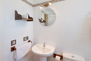 Baignoire, sèche-cheveux, serviettes fournies