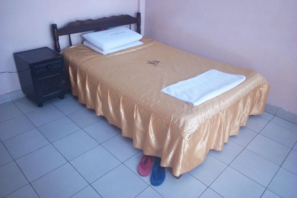 Escritorio, cortinas blackout, wifi gratis y ropa de cama