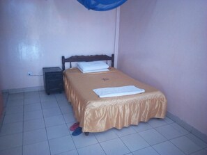 Quarto solteiro | Escrivaninha, cortinas blackout, Wi-Fi de cortesia, roupa de cama