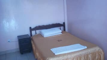 Single Room | Desk, blackout curtains, free WiFi, bed sheets