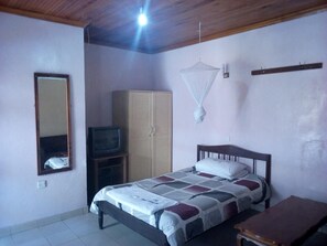 Habitación Deluxe | Escritorio, cortinas opacas, wifi gratis y ropa de cama