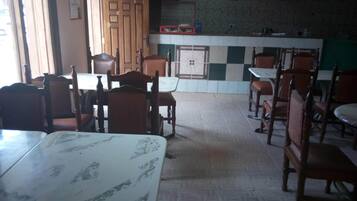 Päivittäinen tilauksen mukaan valmistettu aamiainen (5 USD per henkilö)