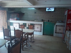 Se sirven desayunos, almuerzos, cenas y cocina local