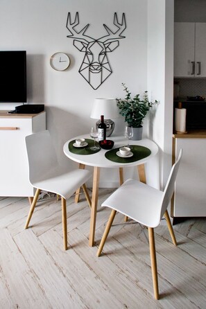 Business Studio | In-room dining - P&O Apartments Warsaw West Railway Station (Warsaw)