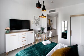 Business Studio | Soundproofing, iron/ironing board, free WiFi, bed sheets - P&O Apartments Warsaw West Railway Station (Warsaw)