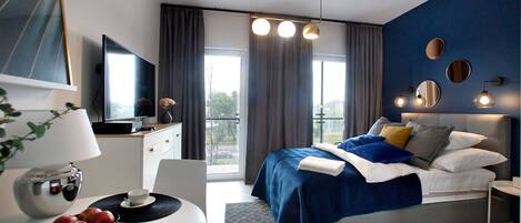 Business Studio | Living area | Flat-screen TV