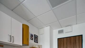 Business Studio | Private kitchenette | Fridge, stovetop, dishwasher, coffee/tea maker