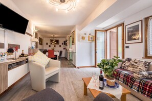 TV - Holiday Apartment in San Zeno with Beautiful Lake View (San Zeno di Montagia)