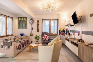 TV - Holiday Apartment in San Zeno with Beautiful Lake View (San Zeno di Montagia)