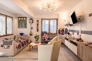 TV - Holiday Apartment in San Zeno with Beautiful Lake View (San Zeno di Montagia)