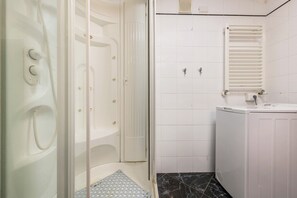 Dusche, Haartrockner, Handtücher