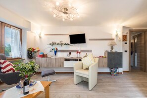 Interior - Holiday Apartment in San Zeno with Beautiful Lake View (San Zeno di Montagia)